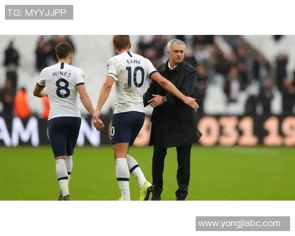 足球在权力与商业的夹缝中挣扎求生的现状与未来展望